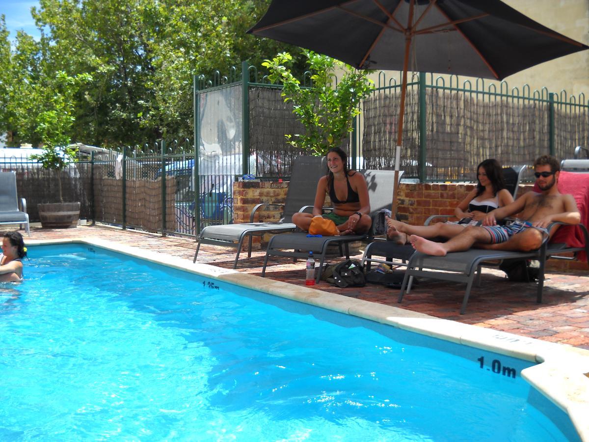 Sundancer Backpackers Hostel Фримантл Экстерьер фото